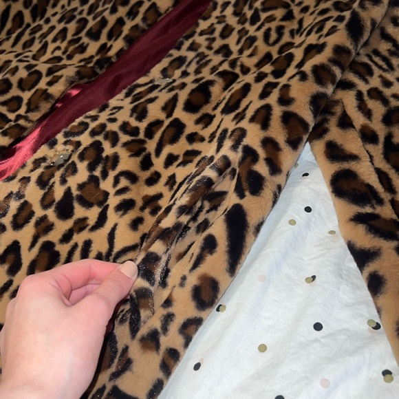 Sandova fuzzy cheetah print coat with satin inside - Picture 4 of 8